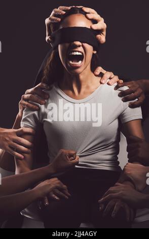Nach einer traumatischen Belastungsverletzung ist keine Krankheit. Eine junge Frau, die vor schwarzem Hintergrund psychische Qualen und Schreie erlebt. Stockfoto