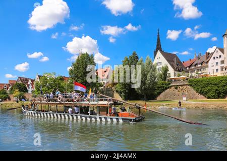 Schifffahrt auf der Donau, Ulmer Schachtel, Ausflugsschiff, Personen, Passagiere, Passagierschiff, Freizeit, Tourismus, Urlaub, Vergnügen, Fluss, fließt Stockfoto