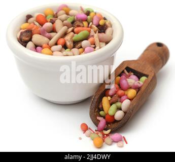 Bunte paan Masala Gewürz zum Essen Betel Blatt auf weißem Hintergrund Stockfoto