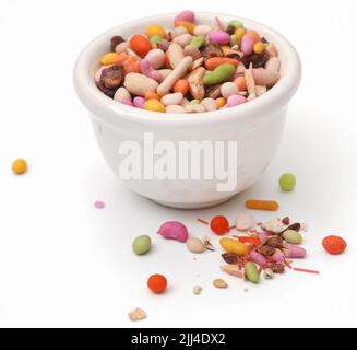 Bunte paan Masala Gewürz zum Essen Betel Blatt auf weißem Hintergrund Stockfoto