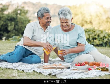 Jeder braucht ein Haus zum Leben. Ein Seniorenpaar genießt ein Picknick draußen. Stockfoto