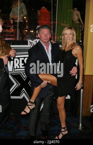 **DATEI FOTO** Vince McMahon zieht sich aus WWE zurück. Stacy Keibler Vince McMahon 2004 Foto von John Barrett/PHOTOlink/MediaPunch Stockfoto