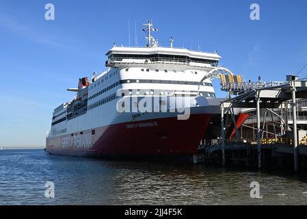 Die Fähre Spirit of Tasmania II dockte am Station Pier an, wobei die Autotür offen war, da der Bug und die Steuerbordseiten des Schiffes größtenteils im Schatten liegen Stockfoto