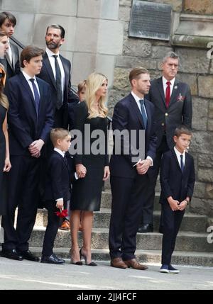 New York, Usa. 19.. Juli 2022. Ivanka Trump und ihre Söhne Jared Kushner, Eric Trump und Donald Trump Jr. verlassen die St. Vincent Ferrer Catholic Church in New York City, nachdem Ivana Trumps Sarg in den Leichenwagen gelegt wurde. Kredit: SOPA Images Limited/Alamy Live Nachrichten Stockfoto