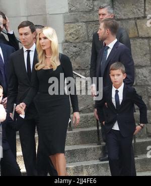 New York, Usa. 19.. Juli 2022. Ivanka Trump und ihre Söhne Jared Kushner, Eric Trump und Donald Trump Jr. verlassen die St. Vincent Ferrer Catholic Church in New York City, nachdem Ivana Trumps Sarg in den Leichenwagen gelegt wurde. (Foto von Catherine Nance/SOPA Images/Sipa USA) Quelle: SIPA USA/Alamy Live News Stockfoto