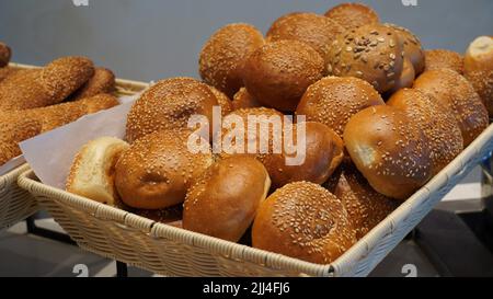 Gebäck beim Frühstück. Frisches Buffet im Luxushotel mit köstlichem Brot Stockfoto