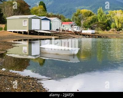 Malerische Kenepuru Sound-Bilder von Wasserrand und Booten im Marlborough Sounds New Zealand. Stockfoto