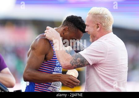 Am achten Tag der Leichtathletik-Weltmeisterschaften im Hayward Field, University of Oregon in den Vereinigten Staaten von Amerika, wird der britische Sprinter Matthew Hudson-Smith mit seiner Goldmedaille ausgezeichnet. Bilddatum: Samstag, 23. Juli 2022. Stockfoto