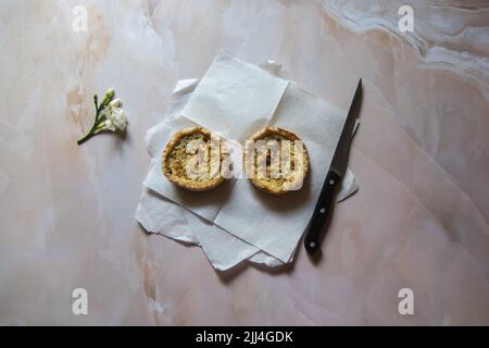 Draufsicht auf French Snacks Quiche im Hintergrund Stockfoto