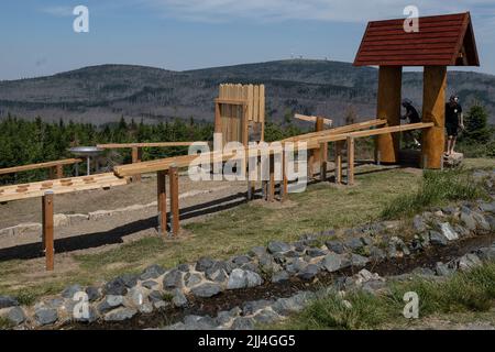 Braunlage, Deutschland. 20.. Juli 2022. Blick auf die Marmorbahn auf dem Wurmberg im Harz. Der Brocken ist im Hintergrund zu sehen. Nach den heißen Tagen wollen Freizeitanlagen im Harz die Besucher zurück in die Mittelgebirgskette locken. Viele der Angebote in der Region kennen Urlauber sonst, zum Beispiel aus den Alpen. (To dpa 'die meisten Mountainbike- und Wanderrouten im Harz offen') Quelle: Swen Pförtner/dpa/Alamy Live News Stockfoto