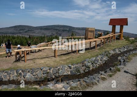 Braunlage, Deutschland. 20.. Juli 2022. Blick auf die Marmorbahn auf dem Wurmberg im Harz. Der Brocken ist im Hintergrund zu sehen. Nach den heißen Tagen wollen Freizeitanlagen im Harz die Besucher zurück in die Mittelgebirgskette locken. Viele der Angebote in der Region kennen Urlauber sonst, zum Beispiel aus den Alpen. (To dpa 'die meisten Mountainbike- und Wanderrouten im Harz offen') Quelle: Swen Pförtner/dpa/Alamy Live News Stockfoto