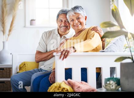 Diese Liebe wird nie alt. Ein Seniorenpaar, das sich zu Hause entspannt. Stockfoto