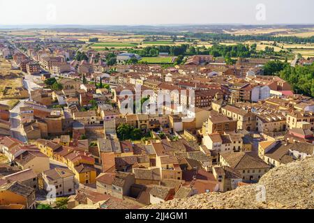 Panoramablick auf das mittelalterliche Dorf San Esteban de Gormaz bei Sonnenaufgang an einem Sommertag. Stockfoto