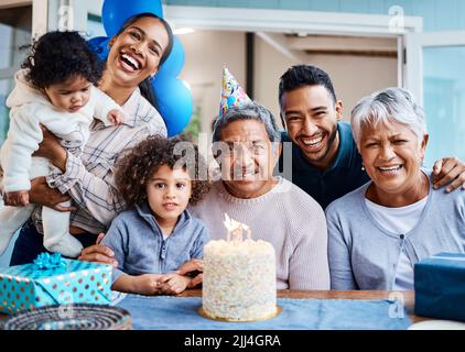 Die Familie ist der größte Segen. Ein kleiner Junge feiert seinen Geburtstag mit seiner Familie zu Hause. Stockfoto