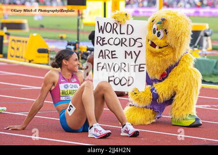 Oregon, USA. 22.. Juli 2022. Sydney McLaughlin (USA) im Bild mit Legend (Games Mascot), nachdem er den Weltrekord bei den 400m Hürden der Frauen am achten Tag bei den Leichtathletik-Weltmeisterschaften, Hayward Field, Eugene, Oregon, USA, am 22.. Juli 2022 gebrochen hatte. Foto von Gary Mitchell/Alamy Live News Credit: Gary Mitchell, GMP Media/Alamy Live News Stockfoto