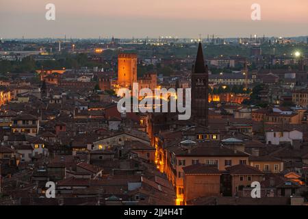 Verona, Italien Skyline der Stadt an der Etsch in der Abenddämmerung. Hochwertige Fotos Stockfoto