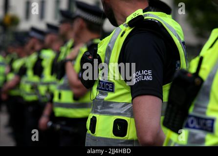 Aktenfoto vom 04/06/16 von Polizisten der Polizei in Schottland bei einer Anti-Rassismus-Pro-Flüchtlings-Demonstration in Glasgow. Polizeibeamte arbeiteten im vergangenen Jahr mehr als eine Million Überstunden, mehr als doppelt so viel wie in den letzten 12 Monaten, wie neue Daten zeigen. Ausgabedatum: Samstag, 23. Juli 2022. Stockfoto