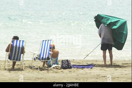 Datei Foto vom 31/07/01 von Touristen in Torremolinos an der Costa Del Sol. Britische Urlauber, die in die Sommerferien in die Schule starten, werden wahrscheinlich die besten Preise in Bulgarien und der Türkei finden. Sunny Beach, Bulgarien und Marmaris, Türkei, sind laut dem jährlichen Family Holiday Report der Post Office Travel Money die gemeinsam billigsten von 16 beliebten europäischen Resorts. Ausgabedatum: Samstag, 23. Juli 2022. Stockfoto