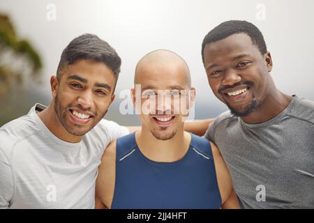 Die besten Knospen halten sich gegenseitig motiviert und in Bewegung. Porträt einer Gruppe sportlicher junger Männer, die beim Training im Freien in einer Gruppe zusammenstehen. Stockfoto