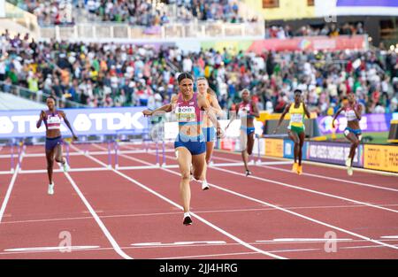 Oregon, USA. 22.. Juli 2022. Sydney McLaughlin (USA) bricht den Weltrekord in den 400m Hürden der Frauen in einer Zeit von 50,68 am achten Tag bei den Leichtathletik-Weltmeisterschaften, Hayward Field, Eugene, Oregon USA am 22.. Juli 2022. Foto von Gary Mitchell/Alamy Live News Credit: Gary Mitchell, GMP Media/Alamy Live News Stockfoto