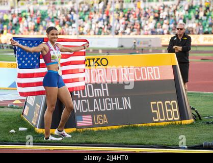 Oregon, USA. 22.. Juli 2022. Sydney McLaughlin (USA) bricht den Weltrekord in den 400m Hürden der Frauen in einer Zeit von 50,68 am achten Tag bei den Leichtathletik-Weltmeisterschaften, Hayward Field, Eugene, Oregon USA am 22.. Juli 2022. Foto von Gary Mitchell/Alamy Live News Credit: Gary Mitchell, GMP Media/Alamy Live News Stockfoto