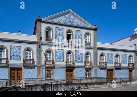 Aveiro, schöne Stadt in Portugal, altes blaues Haus mit Azulejos, am Kanal, im historischen Zentrum Stockfoto