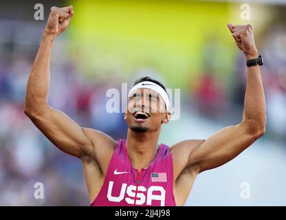 Eugene, USA. 22.. Juli 2022. Michael Norman aus den Vereinigten Staaten feiert nach dem Finale der Männer 400m bei den Leichtathletik-Weltmeisterschaften Oregon22 in Eugene, Oregon, USA, 22. Juli 2022. Quelle: Wang Ying/Xinhua/Alamy Live News Stockfoto