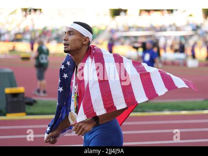 Eugene, USA. 22.. Juli 2022. Michael Norman aus den Vereinigten Staaten feiert nach dem Finale der Männer 400m bei den Leichtathletik-Weltmeisterschaften Oregon22 in Eugene, Oregon, USA, 22. Juli 2022. Quelle: Wang Ying/Xinhua/Alamy Live News Stockfoto