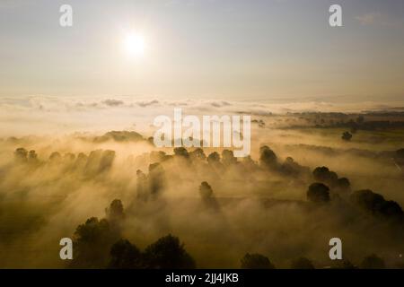 Teesdale, County Durham, Großbritannien. 23.. Juli 2022. Wetter in Großbritannien. Es war ein nebliger Start in den Tag in Teesdale, County Durham. Wenn der Nebel aufgeht, werden sich Sonneneinschläge entwickeln, es wird jedoch erwartet, dass es im Laufe des Tages bewölkt wird und über Nacht starker Regen erwartet wird. Kredit: David Forster/Alamy Live Nachrichten Stockfoto