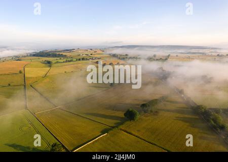 Teesdale, County Durham, Großbritannien. 23.. Juli 2022. Wetter in Großbritannien. Es war ein nebliger Start in den Tag in Teesdale, County Durham. Wenn der Nebel aufgeht, werden sich Sonneneinschläge entwickeln, es wird jedoch erwartet, dass es im Laufe des Tages bewölkt wird und über Nacht starker Regen erwartet wird. Kredit: David Forster/Alamy Live Nachrichten Stockfoto