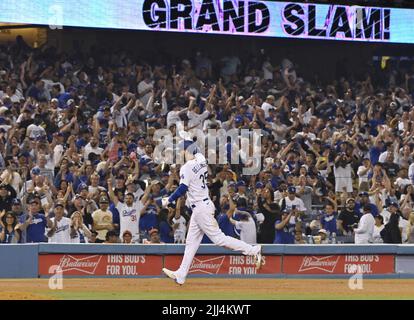 Los Angeles, USA. 23.. Juli 2022. Los Angeles Dodgers Cody Bellinger rundet die Basen, nachdem er seinen siebten Karriere-Grand-Slam im rechten Feld gegen die San Francisco Giants während des neunten Innings im Dodger Stadium in Los Angeles am Freitag, den 22. Juli 2022, eingehängt hatte. Die Dodgers besiegten die Giganten 5-1. Foto von Jim Ruymen/UPI Credit: UPI/Alamy Live News Stockfoto