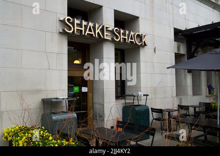 CHICAGO, ILLINOIS, VEREINIGTE STAATEN - 12. Mai 2018: Außerhalb des Shake Shack Stores in Chicago Downtown. Shake Shack ist eine trendige Lebensmittelkette, für die man bekannt ist Stockfoto