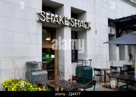 CHICAGO, ILLINOIS, VEREINIGTE STAATEN - 12. Mai 2018: Außerhalb des Shake Shack Stores in Chicago Downtown. Shake Shack ist eine trendige Lebensmittelkette, für die man bekannt ist Stockfoto