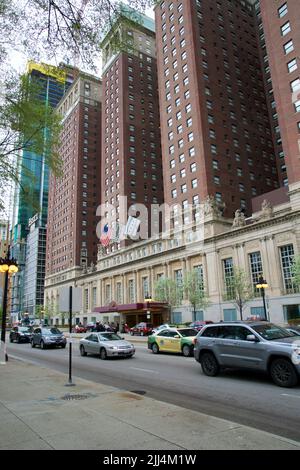 CHICAGO, ILLINOIS, USA - 12. Mai 2018: Außenansicht des Hilton Chicago. Stockfoto