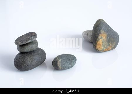 Bunte Kieselsteine auf weißem Hintergrund, Makro, Zen-Konzept, Ort für Text Stockfoto