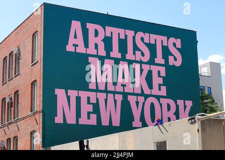 „Artists Make New York“-Wandgemälde im MoMA PS1, New York. Eine großangelegte Proklamation, die New yorker Künstler im Museum of Modern Art feiert Stockfoto