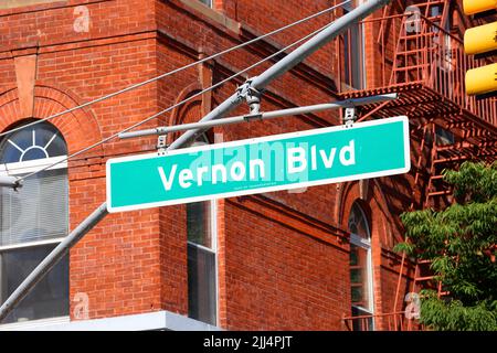 Verkehrsschild Vernon Blvd in Long Island City, Queens, New York. Verkehrsministerium, NYC. Straßenschild Vernon Boulevard Stockfoto