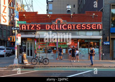 Katz's Delicatessen, 205 East Houston Street, New York, NYC Schaufensterfoto eines koscheren Delikatessenrestaurants in Manhattans Lower East Side Stockfoto