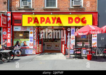 Papaya Dog, 50 Fulton St, New York, NYC Foto von einem Hotdog-Restaurant in Downtown Manhattan. Stockfoto