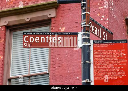 Coenties Slip Straßenschild an der Ecke der Pearl Street im Fraunces Tavern Block Historic District in Lower Manhattan, New York City. Stockfoto