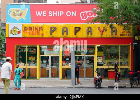 [Historisches Schaufenster] Papaya King, 179 East 86. St, New York, New York. Außenansicht eines Hot Dog Restaurants in Manhattans Upper East Side Stockfoto