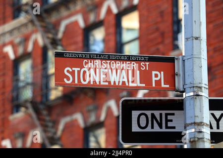 Christopher Street, Stonewall Place Straßenschild in Greenwich Village Historic District in Manhattan, New York. Christopher St, Stonewall Pl. Stockfoto