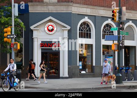 Panda Express, 237 1st Ave, New York, New York, NYC Storefront Foto eines schnellen, ungezwungenen amerikanisch-chinesischen Restaurants in Manhattan's East Village. Stockfoto