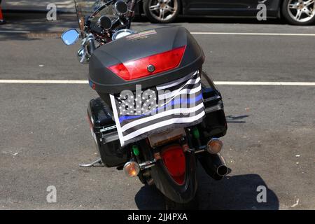 Eine „Blue Lives Matter“-Flagge der dünnen blauen Linie auf einem Motorrad mit einem verstellten, verdunkelte Nummernschild. New York, 20. Juli 2022. Stockfoto