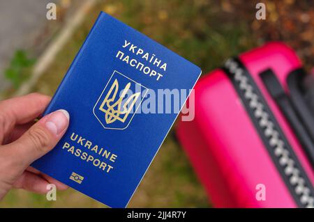 Ukrainisch internUkrainisch internationaler biometrischer Pass und Tasche für Reisen aus nächster Nähe.Übersetzung aus dem Ukrainischen: 'Ukraine, Pass'. Stockfoto