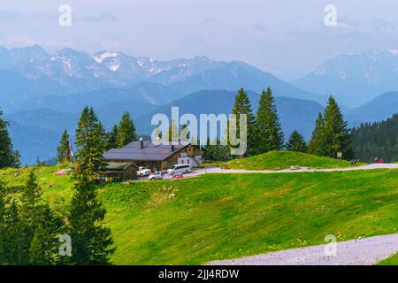 Malerisch gelegene Almhütte am Brauneck. Wander- und Skigebiet. Weite Sicht in die bayerischen Berge Stockfoto