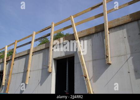 Geländer auf einer Baustelle, um die Arbeiter vor dem Sturz zu schützen Stockfoto