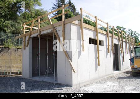 Geländer auf einer Baustelle, um die Arbeiter vor dem Sturz zu schützen Stockfoto