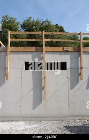 Geländer auf einer Baustelle, um die Arbeiter vor dem Sturz zu schützen Stockfoto