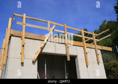 Geländer auf einer Baustelle, um die Arbeiter vor dem Sturz zu schützen Stockfoto